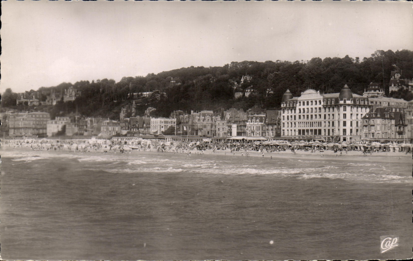 TROUVILLE - La Reine des Plages — La Plage à marée haute et les Villas — Cap