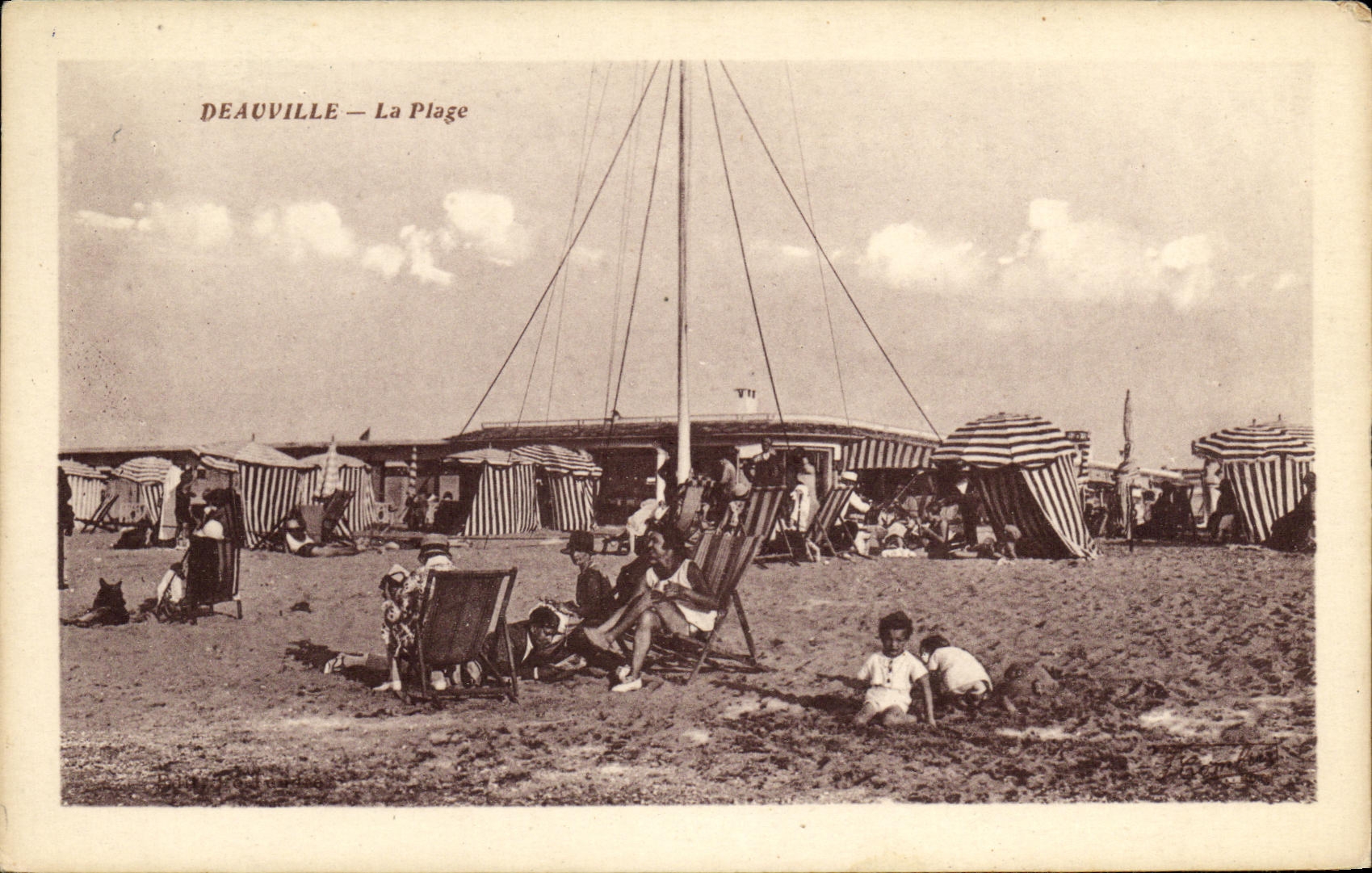 Deauville — La Plage — éditeur CPAPHIL, n° 14