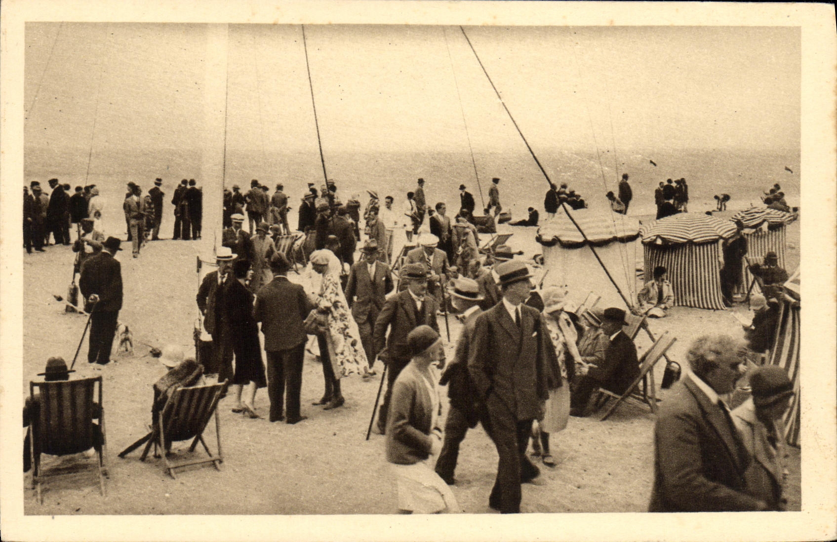 Deauville, la Plage Fleurie — La Plage — Cartes 'La Cigogre', 25 Avenue de la République, Deauville