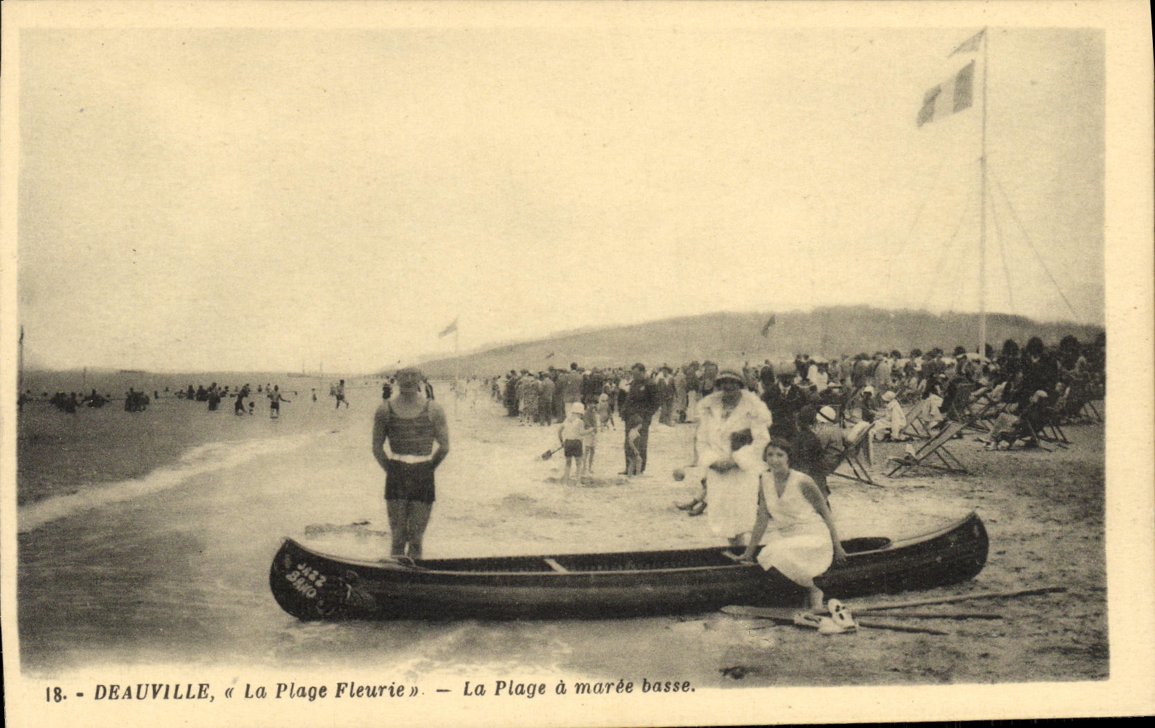 Deauville, « La Plage Fleurie » — La Plage à marée basse.
