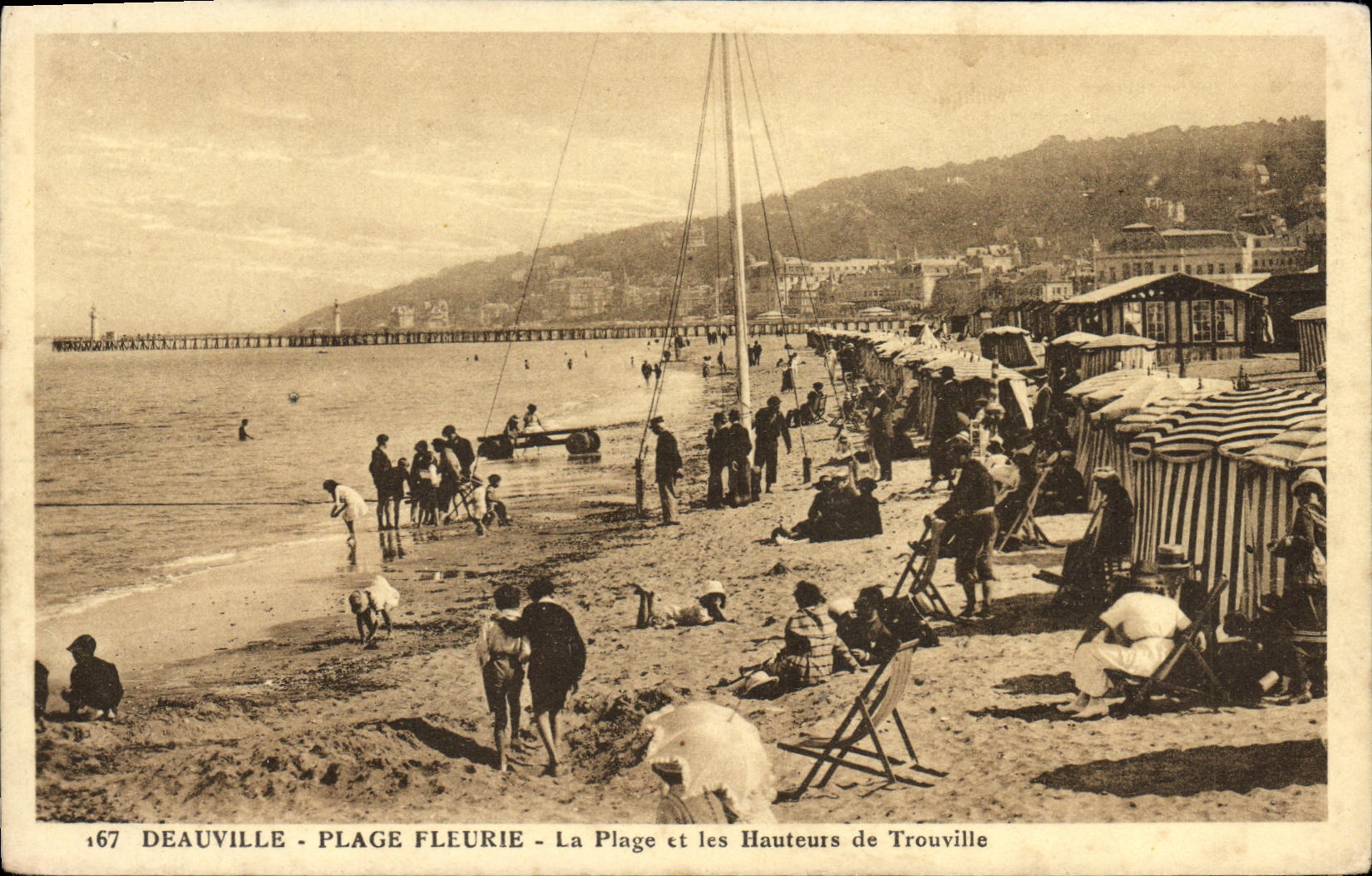 Deauville - Plage Fleurie - La Plage et les Hauteurs de Trouville