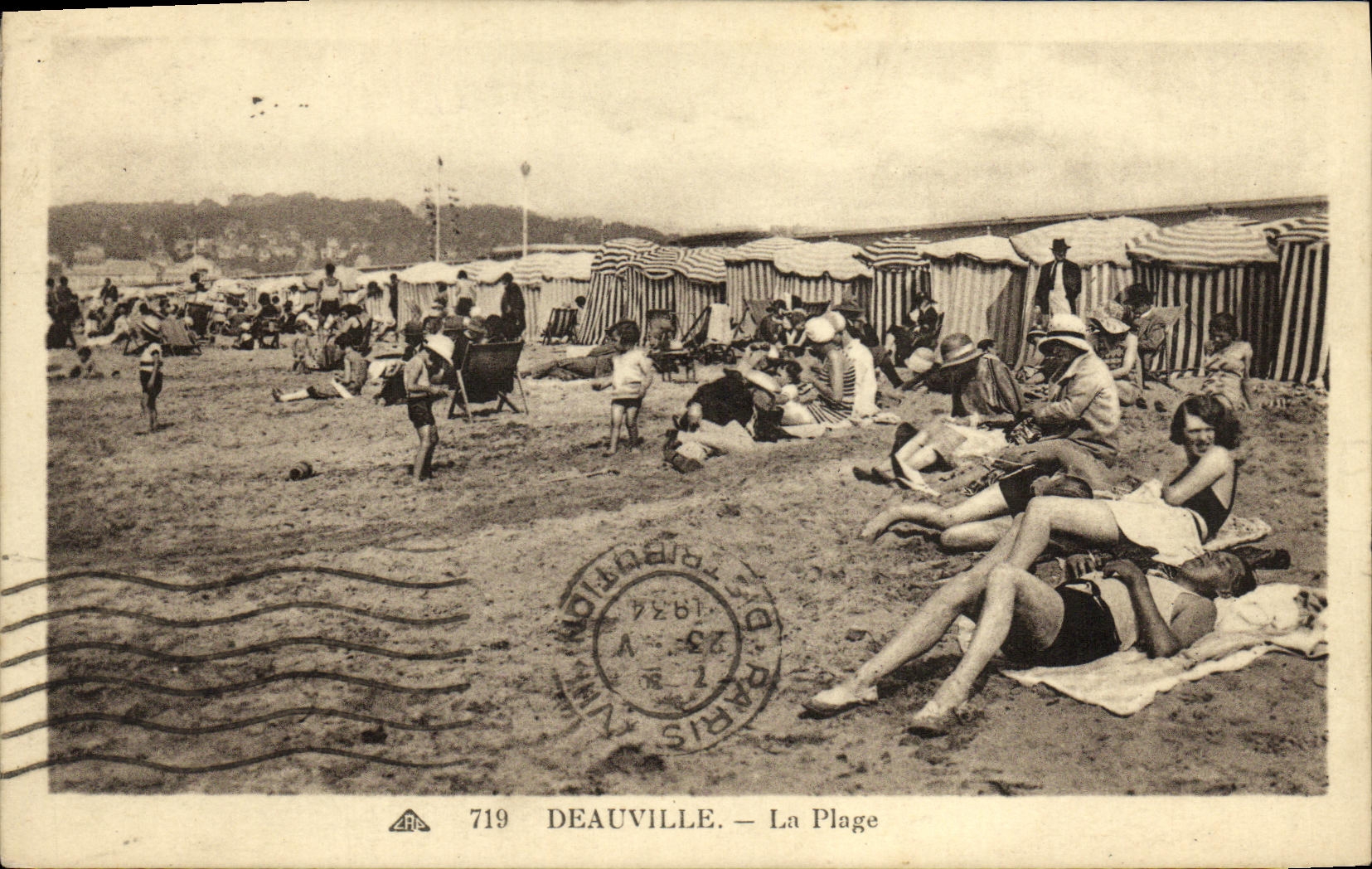 Deauville — La Plage — Éditeur Deauville, n° 719