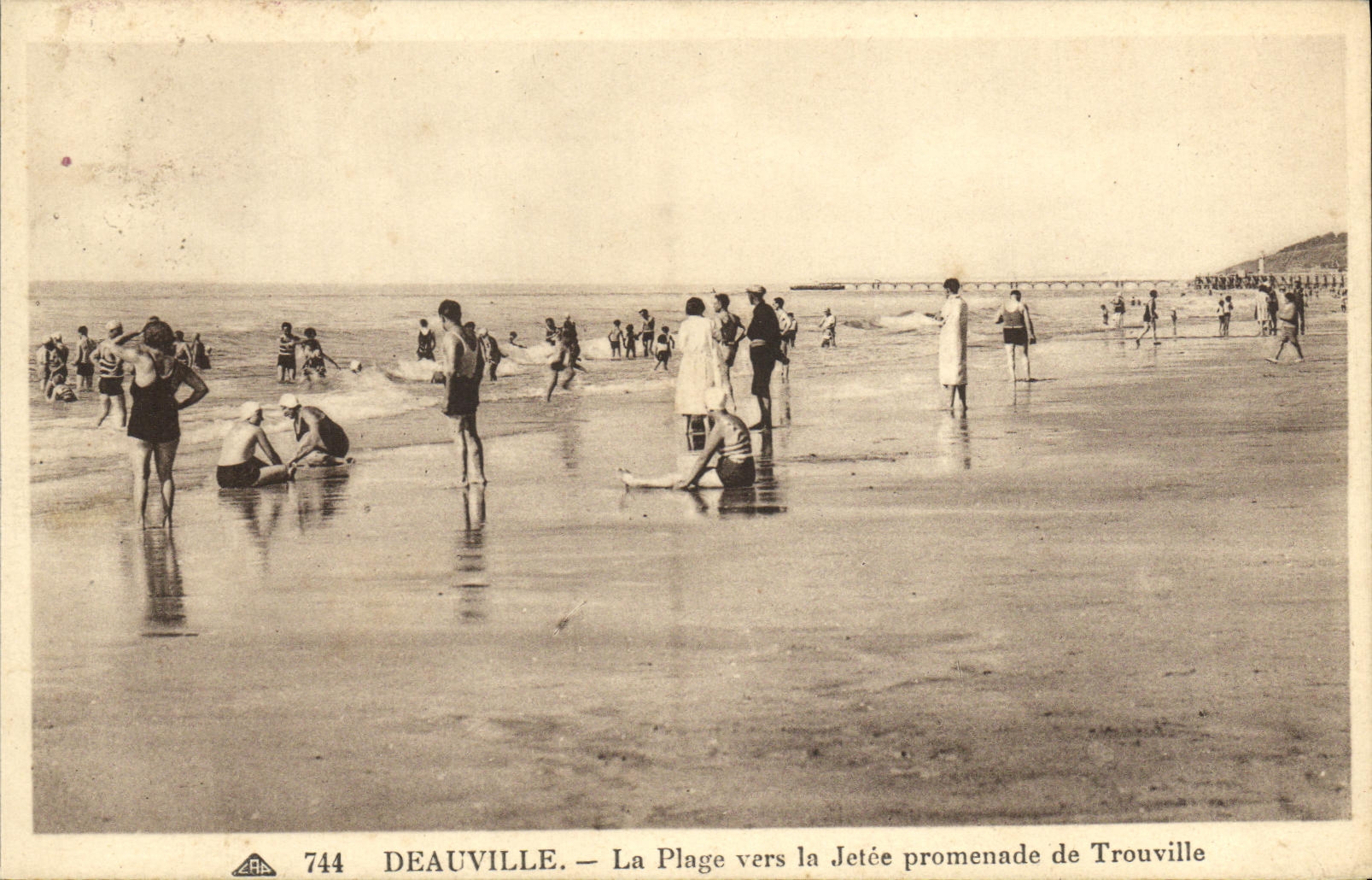 Deauville — La Plage vers la Jetée, promenade de Trouville — C° Alsacienne des Arts Photographiques