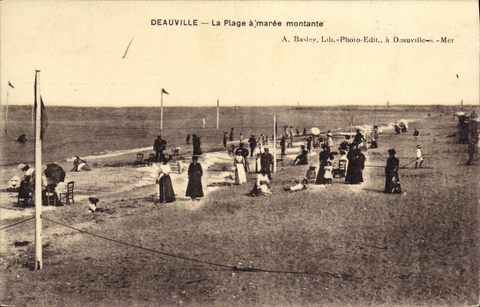 Deauville — La Plage à marée montante — A. Basley, Lib.-Photo-Edit., à Deauville-s.-Mer
