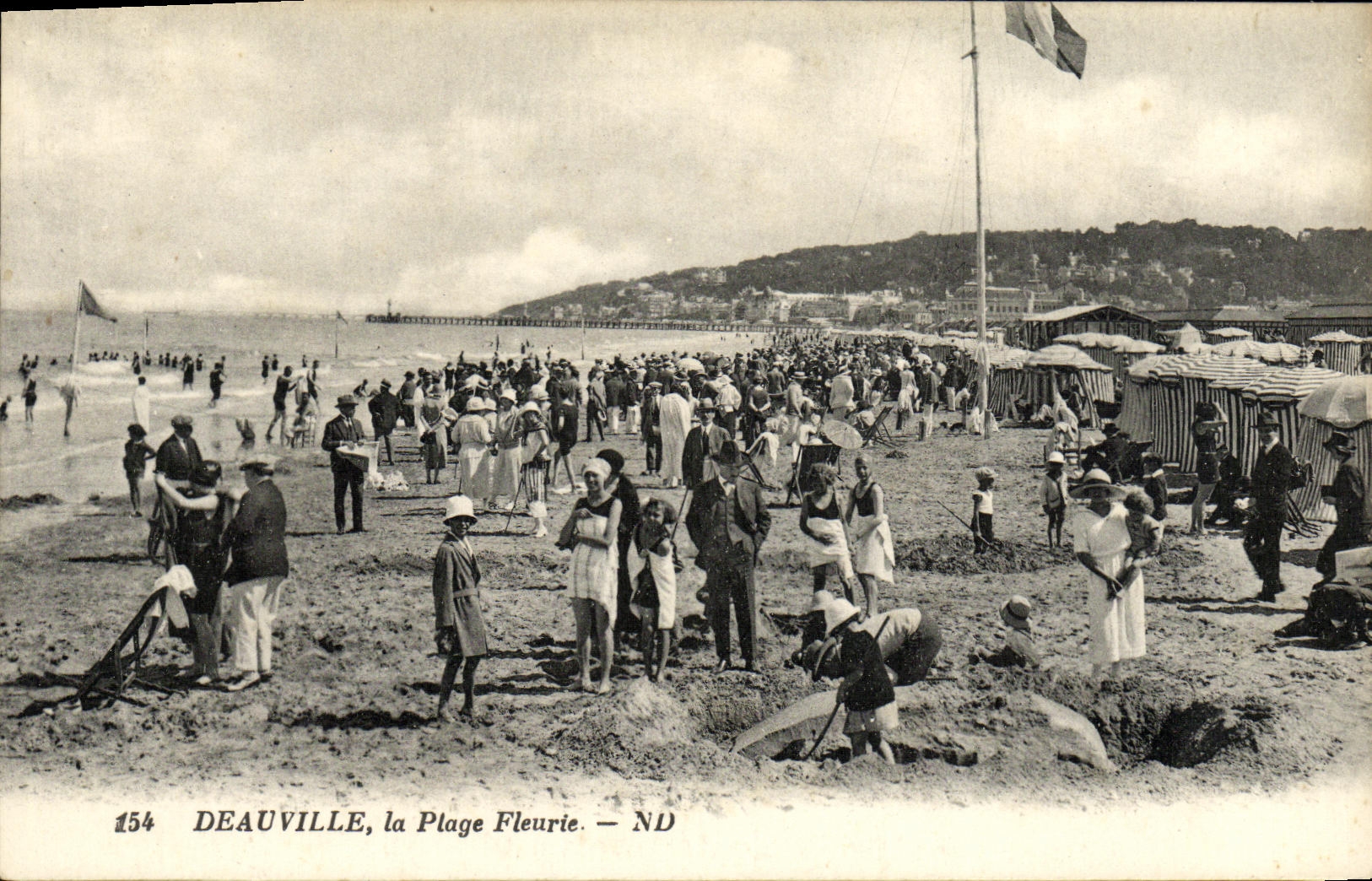 CPA Deauville La Plage Fleurie