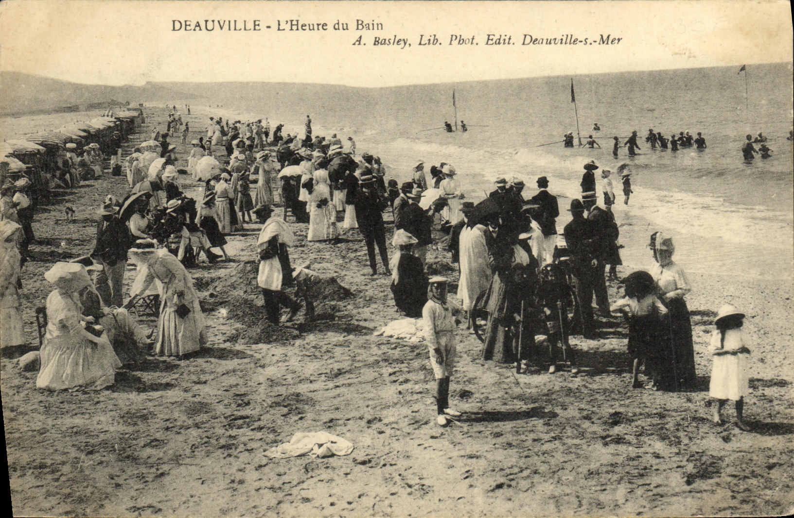 Deauville - L'Heure du Bain — A. Basley, Lib. Pbot. Edit. Deauville-s.-Mer