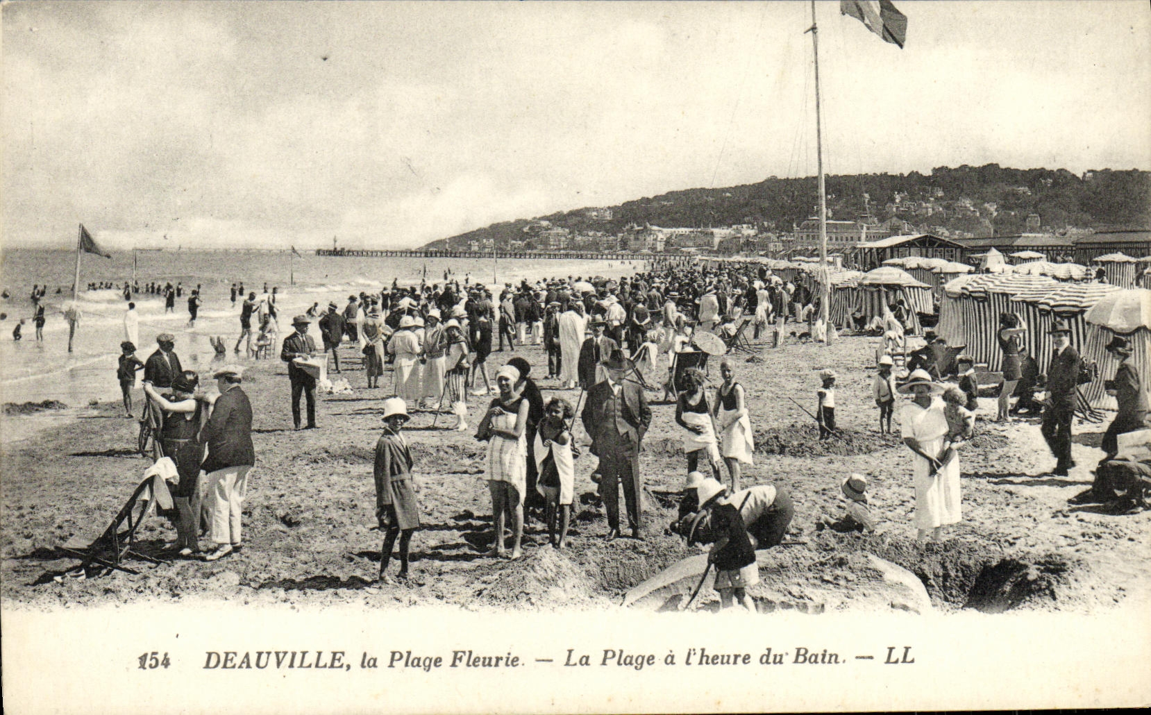 Deauville, la Plage Fleurie — La Plage à l'heure du Bain — LL