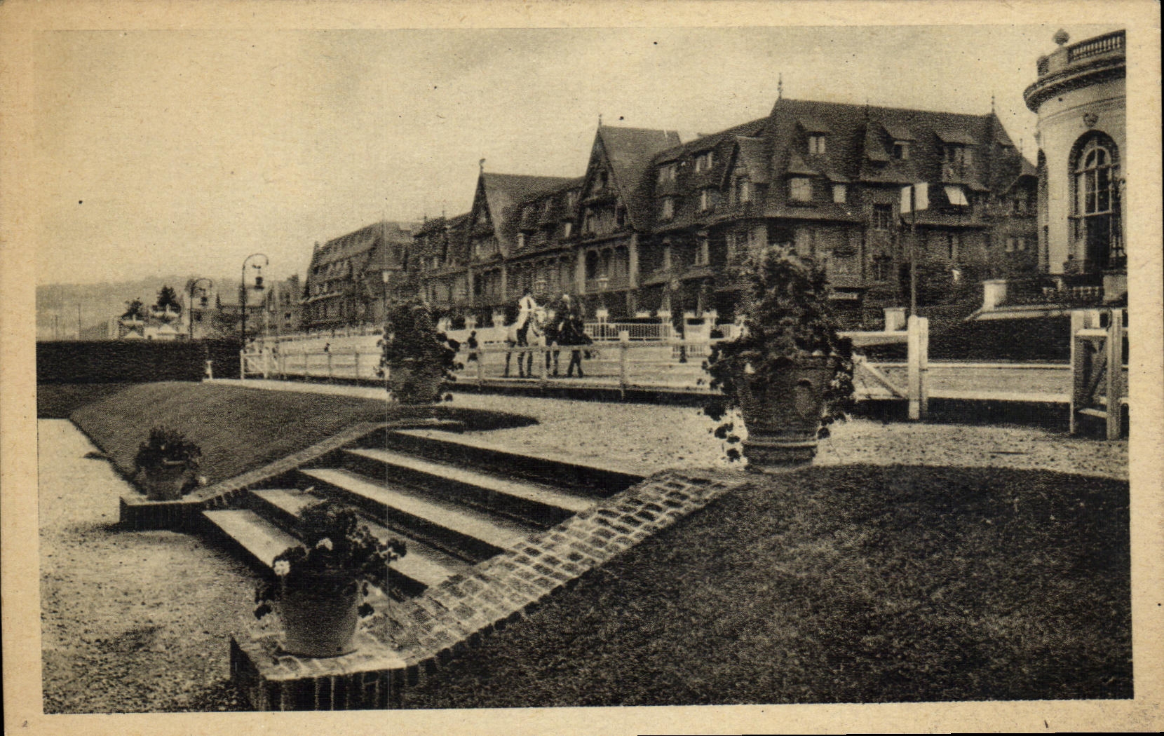 Deauville-Plage — Hôtel Normandy et Boulevard Cornuché — Deauville-Plage Fleurie