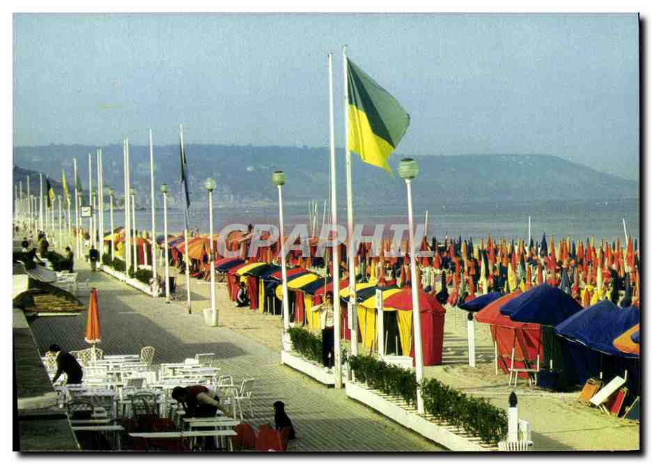 Deauville (Calvados) — La promenade des Planches et la plage — M. Guillard, agence Scope