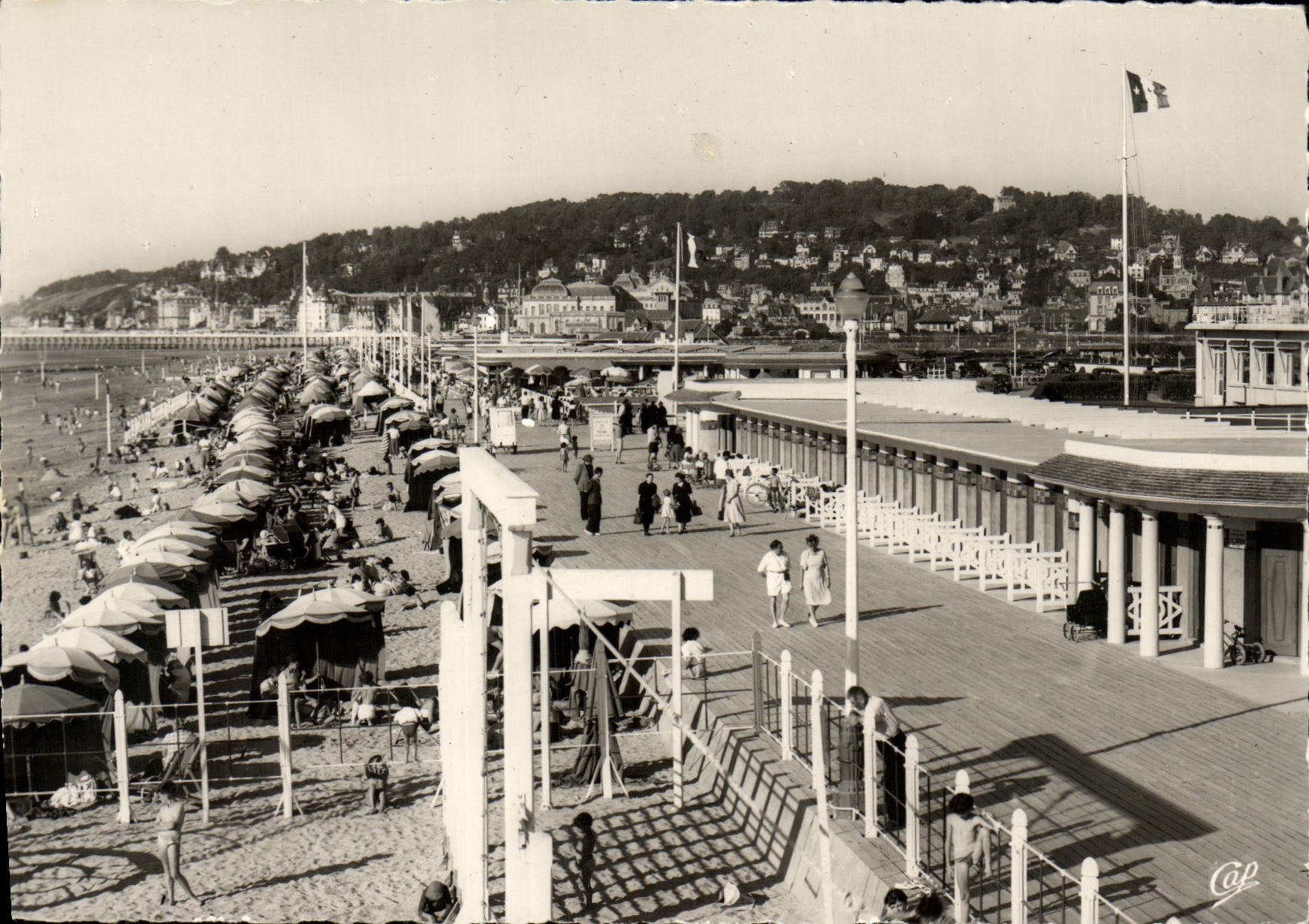 Deauville - Plage Fleurie — Vue d'ensemble sur la Plage et la Ville — Cie des Art Photomécanique, Paris