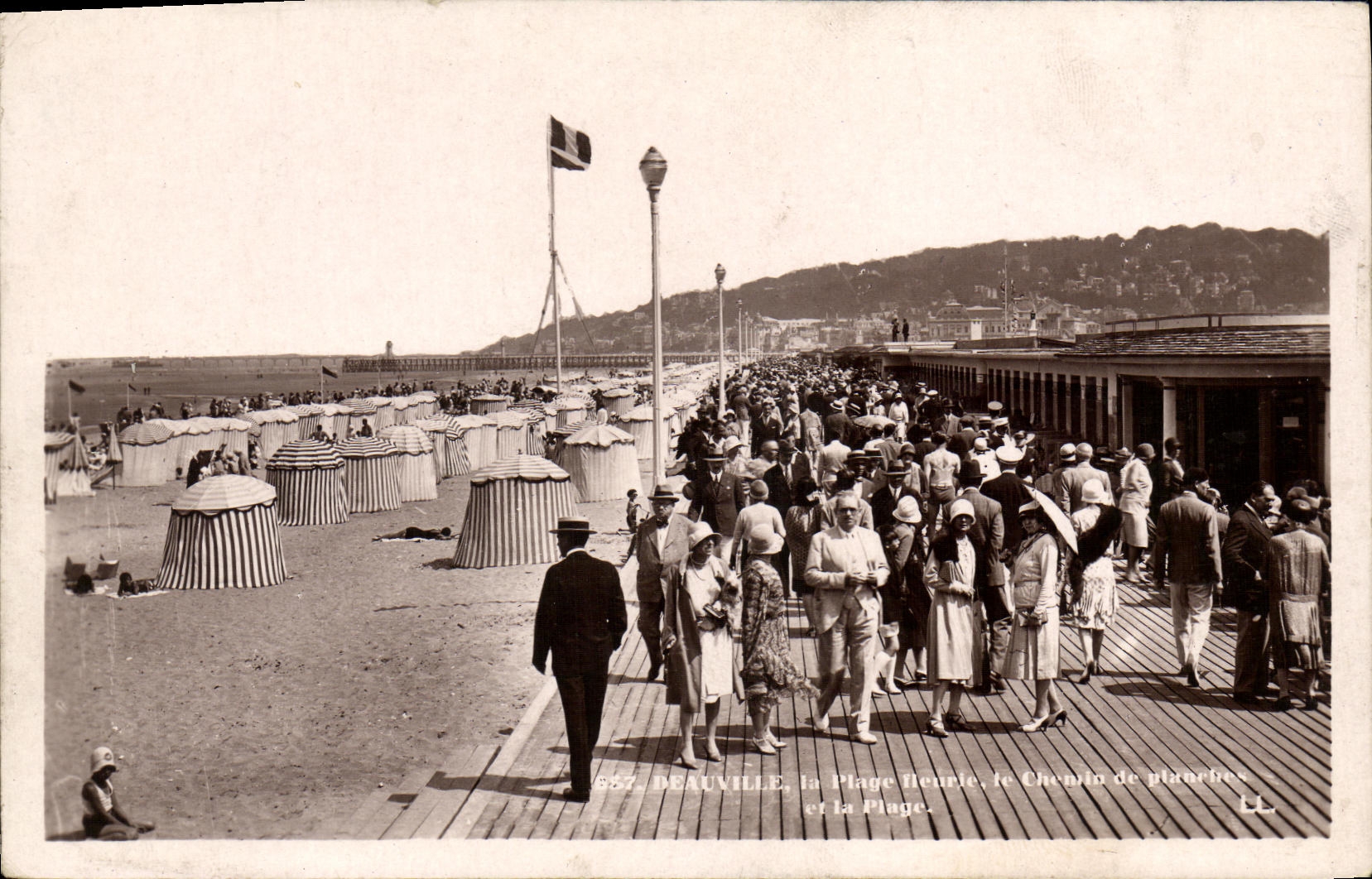 Deauville, la Plage Heureuse, le Chemin de Planches et la Plage — LL, n° 657