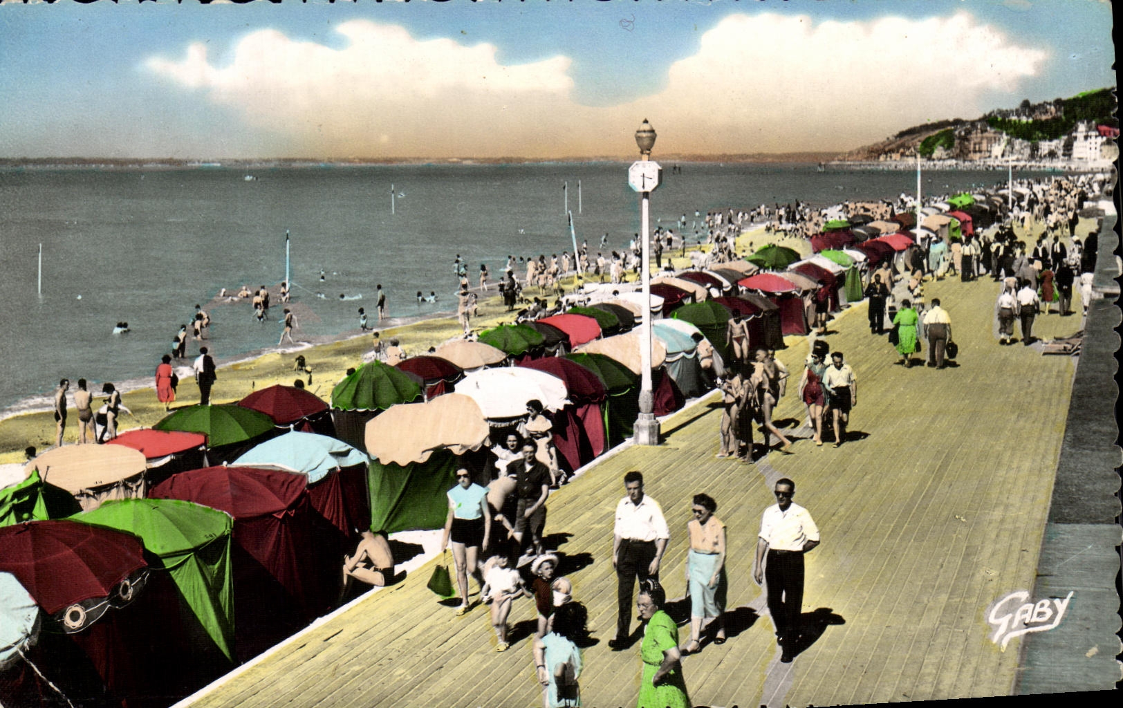 Deauville — La Promenade des Planches et la Plage — Gaby