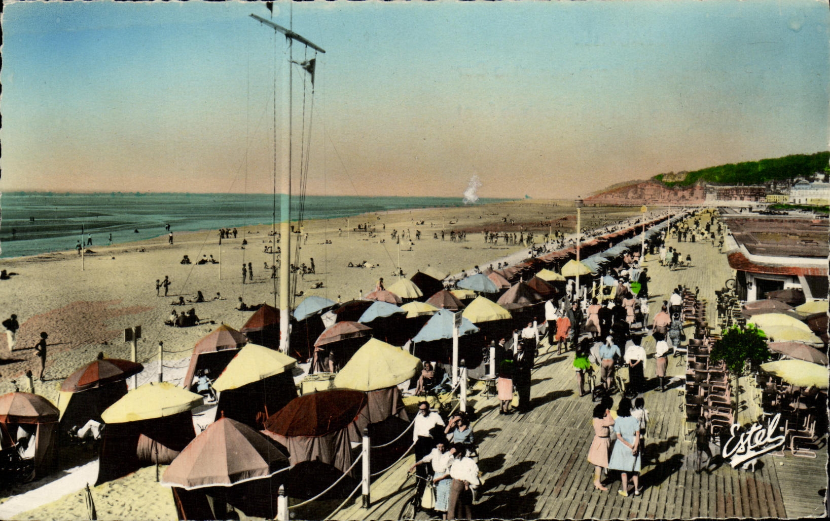 Deauville — Les Planches et la Plage devant le Bar du Soleil — Éditions de Luce & Estel, n°1309
