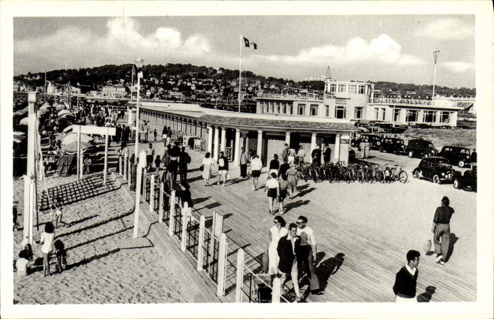 Deauville-La Plage Fleurie — Vue générale — les Planches, les Cabines et le Yacht-Club — L'Ér. Arts Photomécaniques Paris