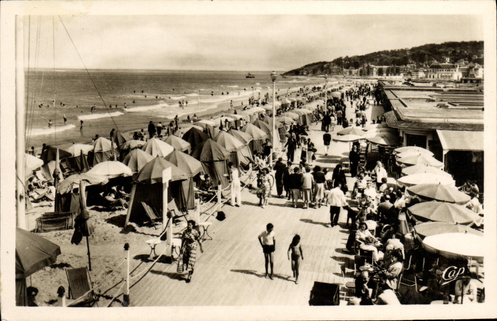 Deauville — Plage Fleurie — Les Planches et le Bar du Soleil — C.A.P. Paris