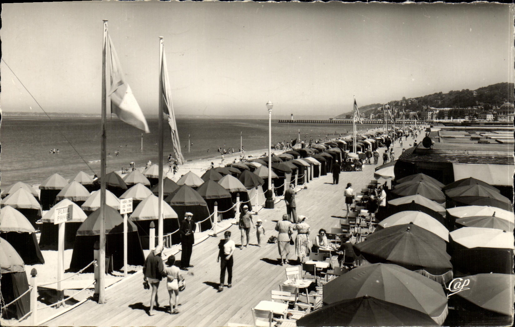 Deauville - Plage Fleurie — La Plage et le Bar du 'Soleil' — C.A.P. (58)