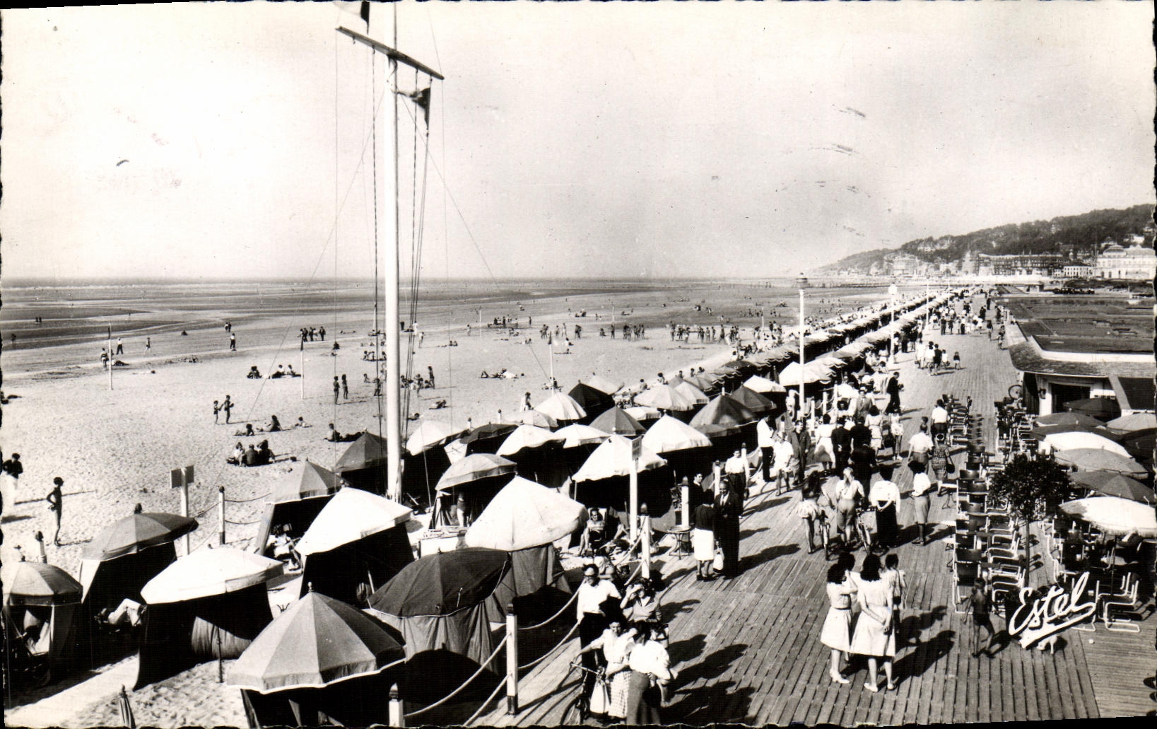Deauville — Les Planches et la Plage devant le Bar du Soleil — Estel
