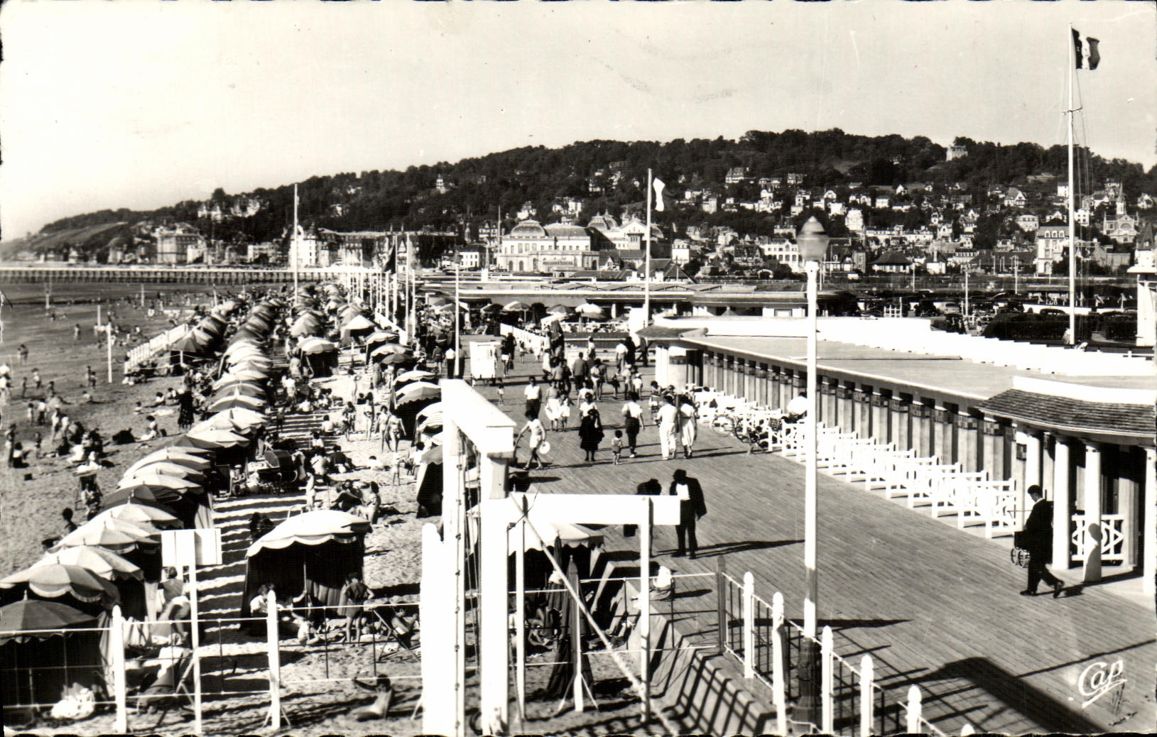 Deauville - Plage Fleurie — Vue d'ensemble sur la Plage et la Ville — C.A.P. 962