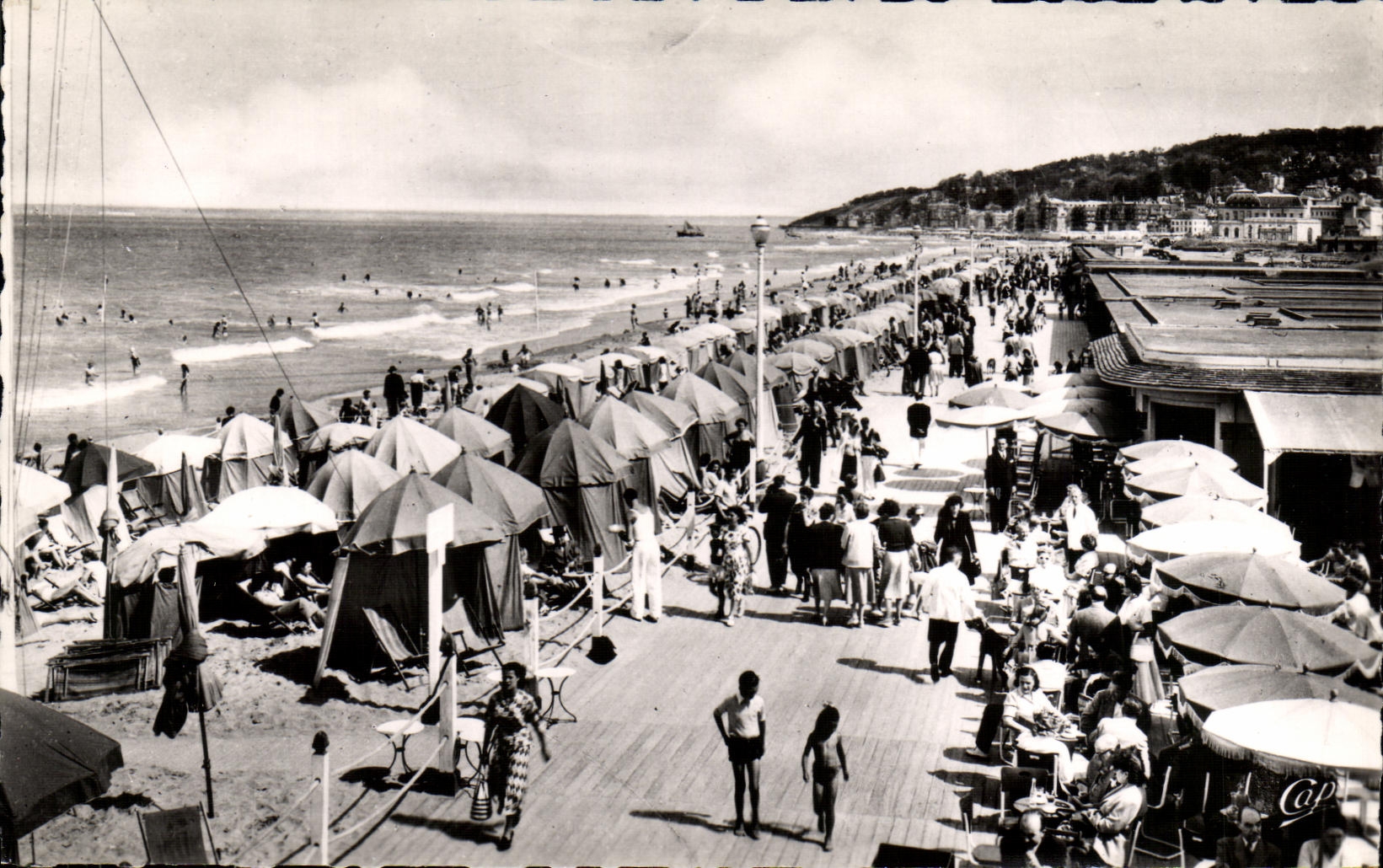 Deauville - La Plage Fleurie — Les Planches et le Bar du Soleil — Cité des Arts, Paris-5e