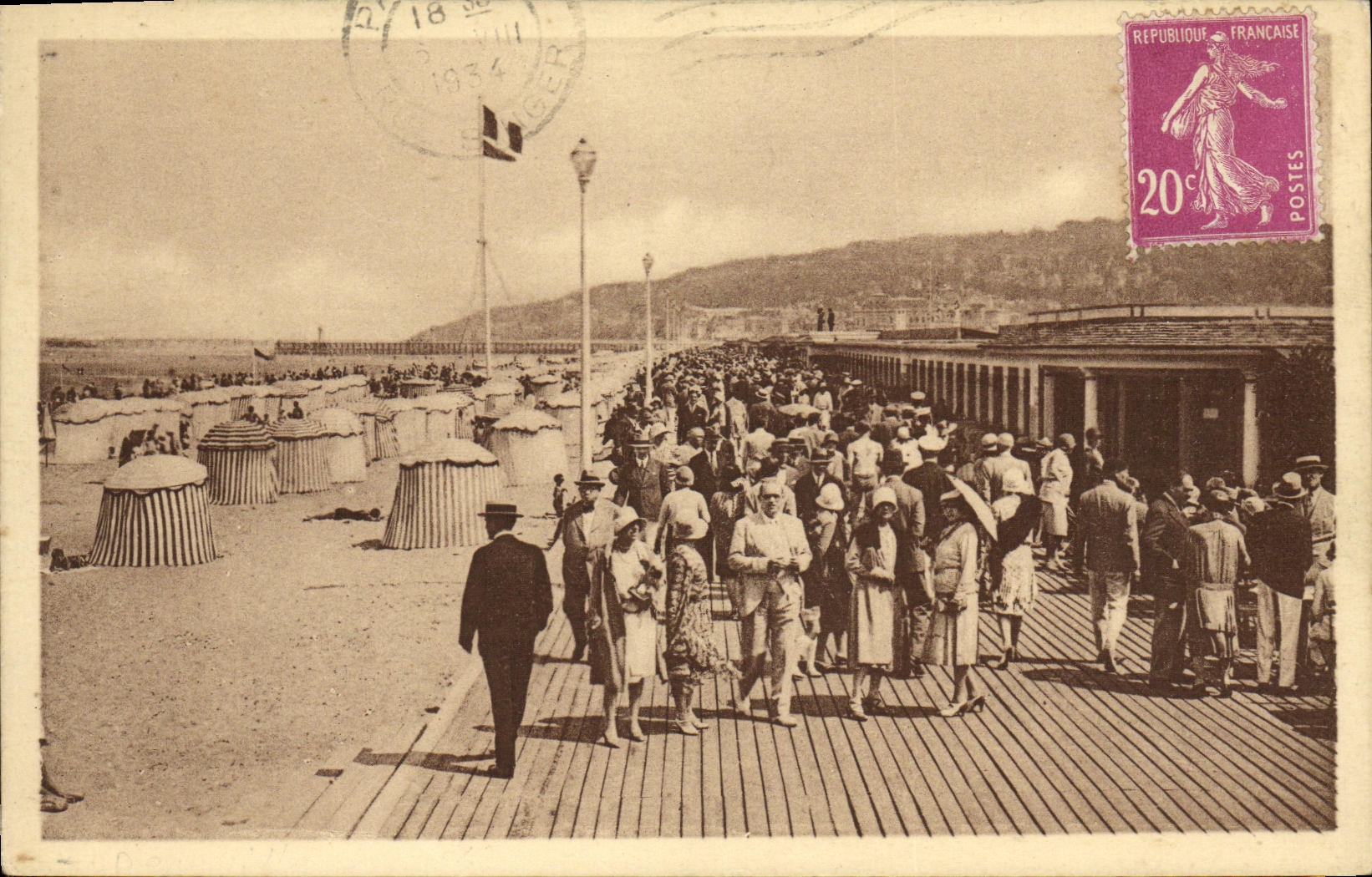 Plage de Deauville — Vue animée du quai et des cabines de plage — Éditeur : Lévy et Auberdin Réunis, Paris