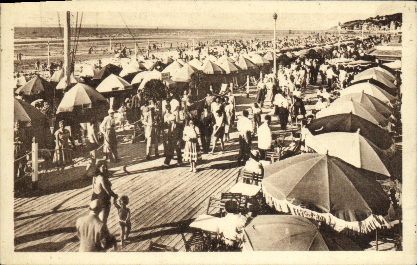 Deauville-La Plage — Grande Plage Mondiale — éditeur C. Les Arts Radiomédicins