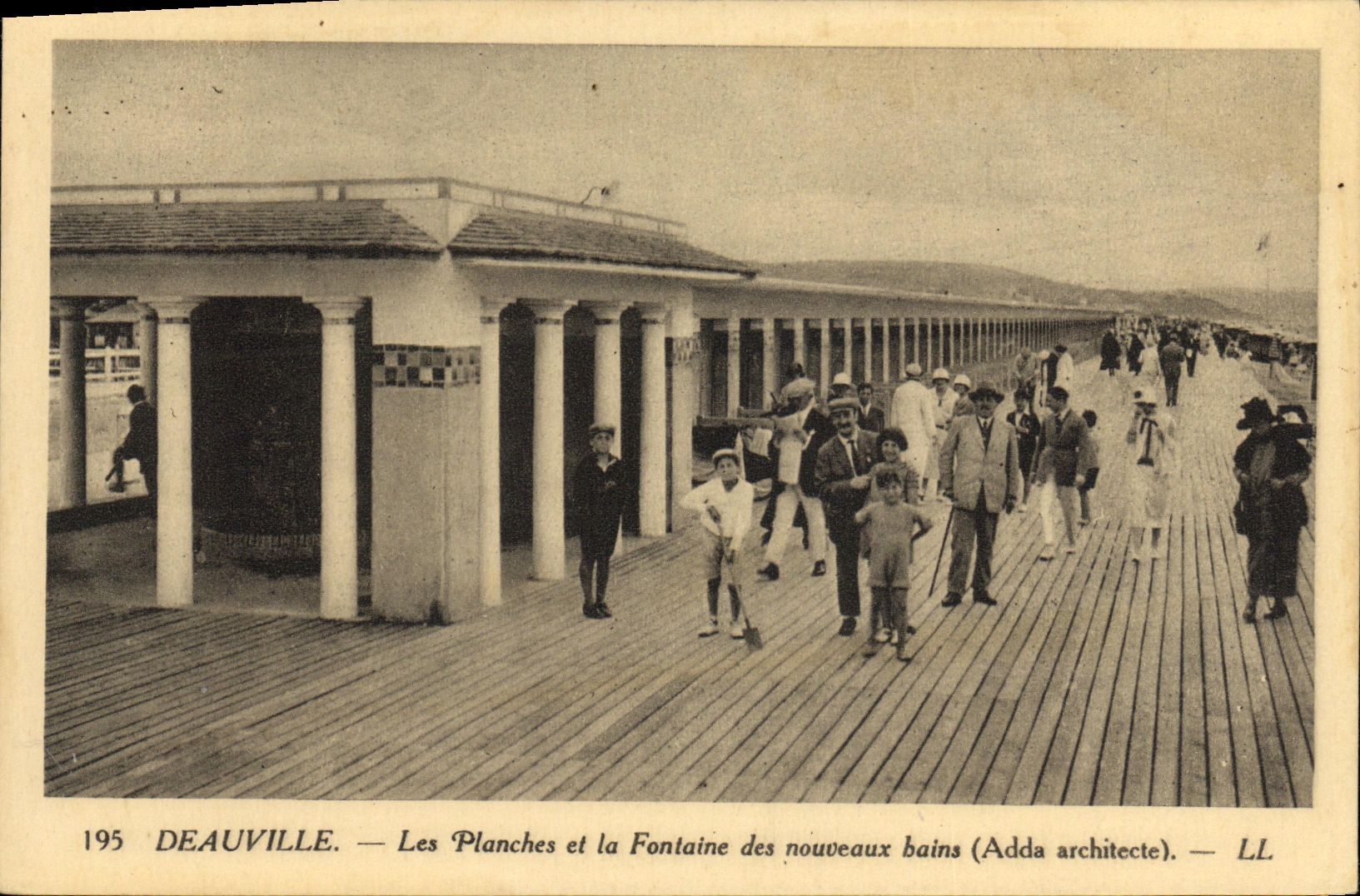 Deauville — Les Planches et la Fontaine des nouveaux bains (Adda architecte) — LL