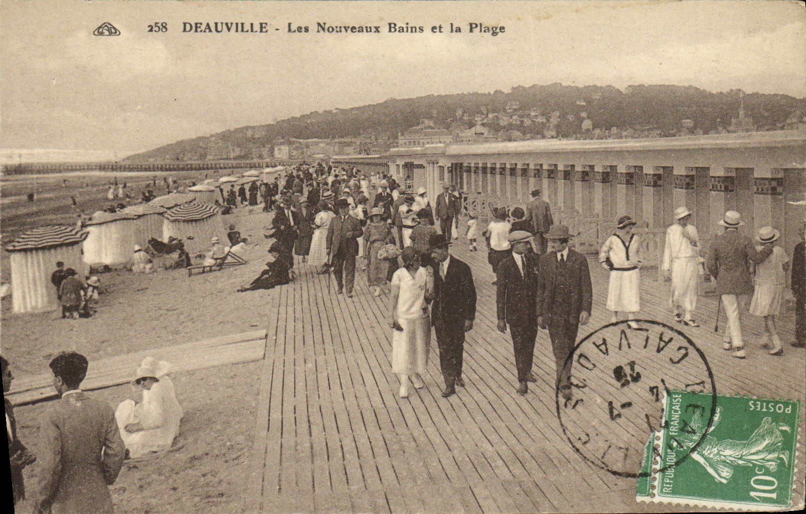 Deauville - Les Nouveaux Bains et la Plage — éditeur Galvadou, n° 258