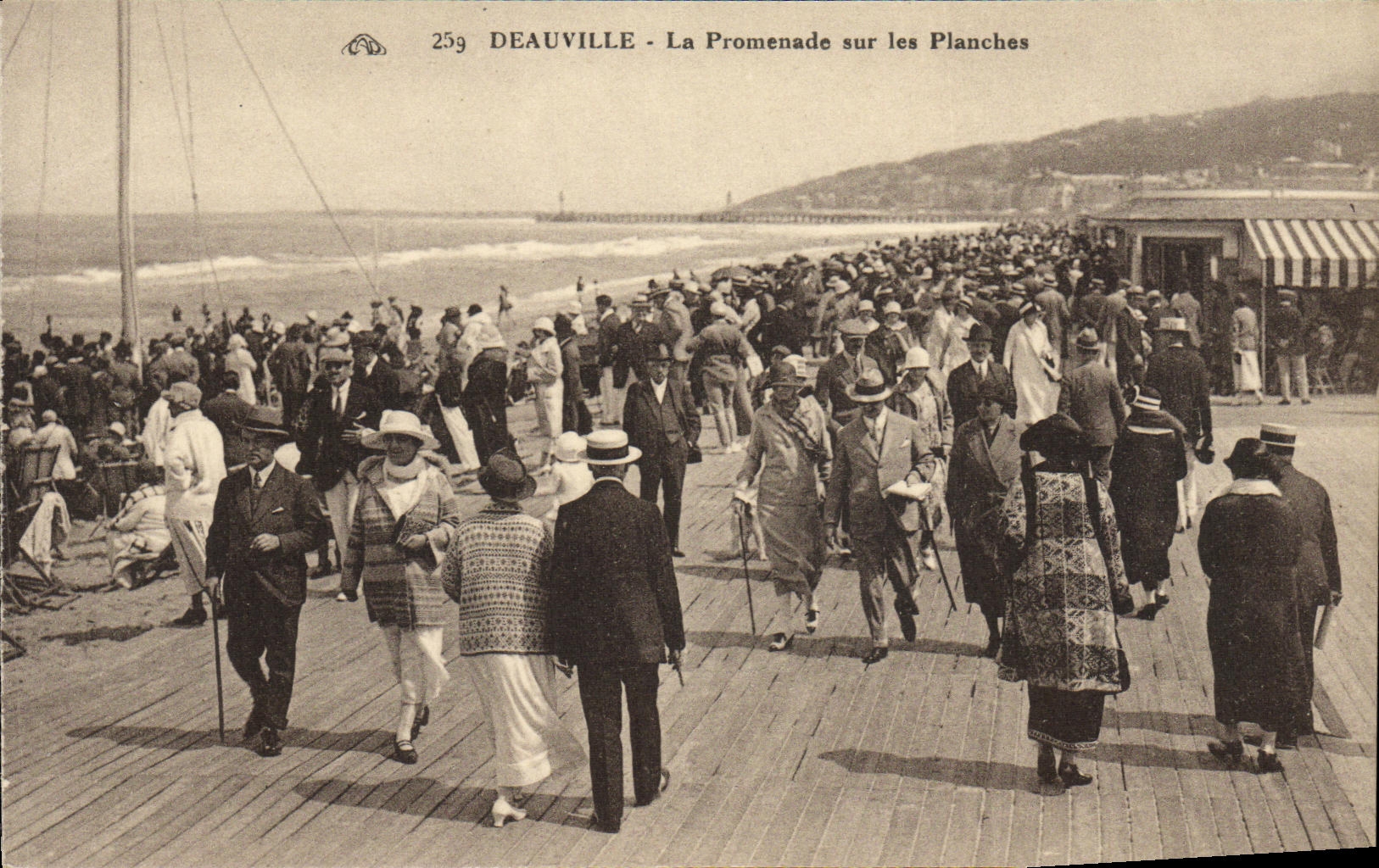 Deauville - La Promenade sur les Planches — éditeur Cie Albacienne des Arts Photographiques, Strasbourg — n° de série 259