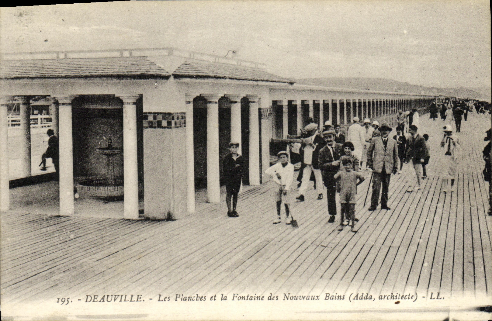 Deauville — Les Planches et la Fontaine des Nouveaux Bains (Adda, architecte) — LL.