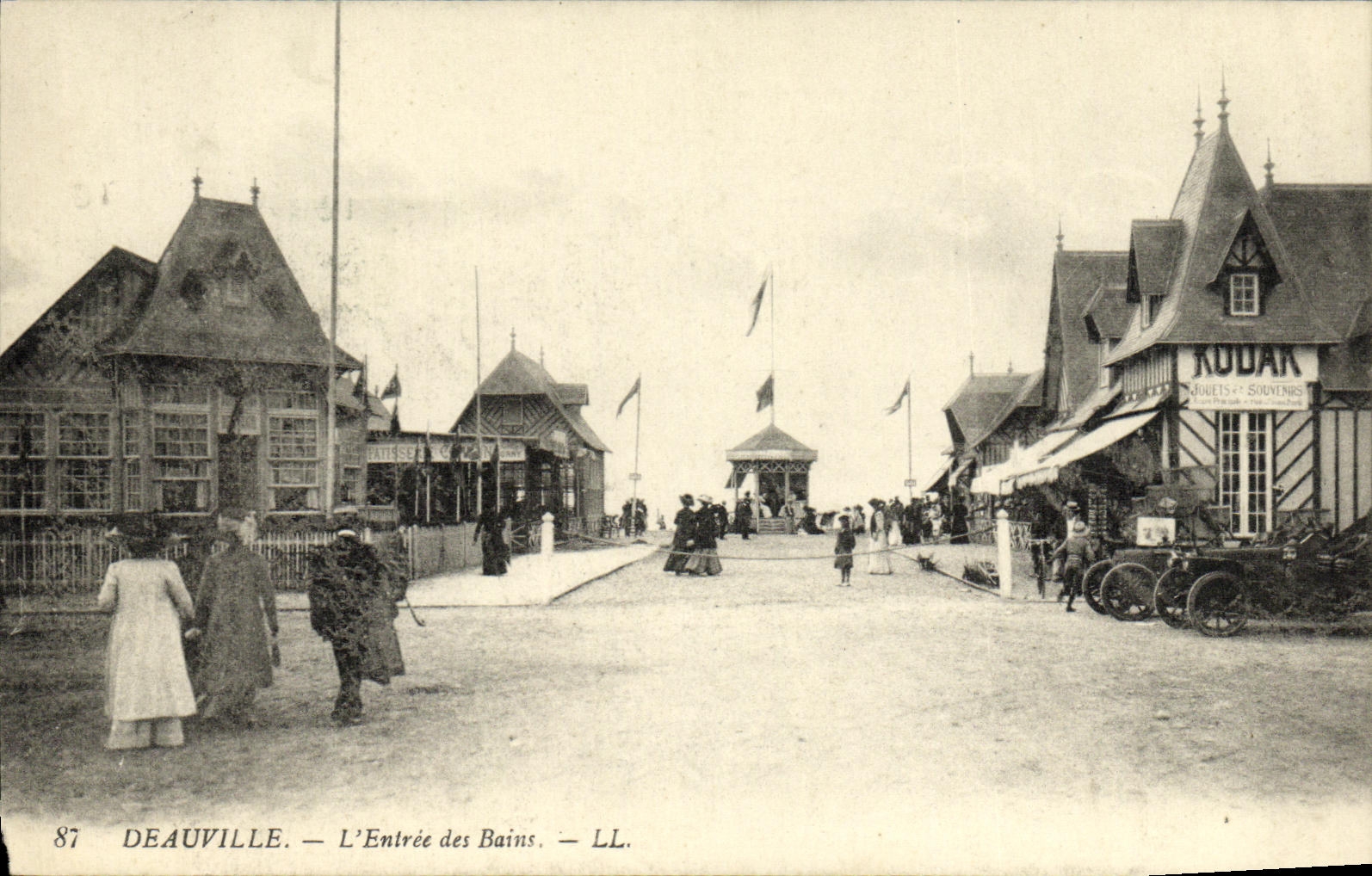 Deauville — L'Entrée des Bains — LL. — n°87