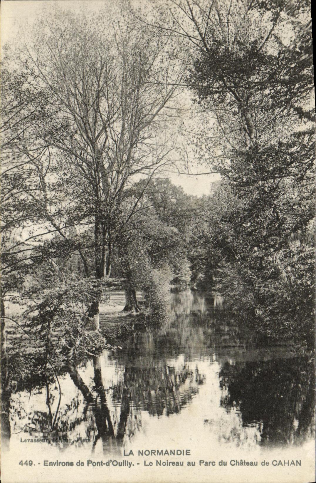 CPA Env de Pont d Ouilly Le Noireau au Parc du Chateau de Cahan
