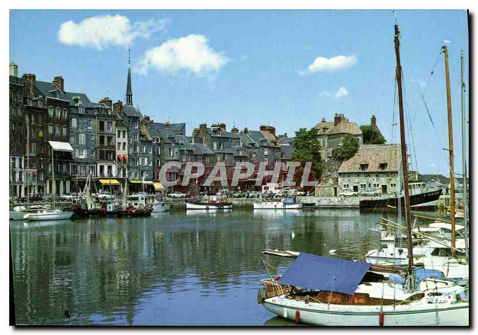 CPM Honfleur Le vieux Bassin Au deuxieme plan Bateaux