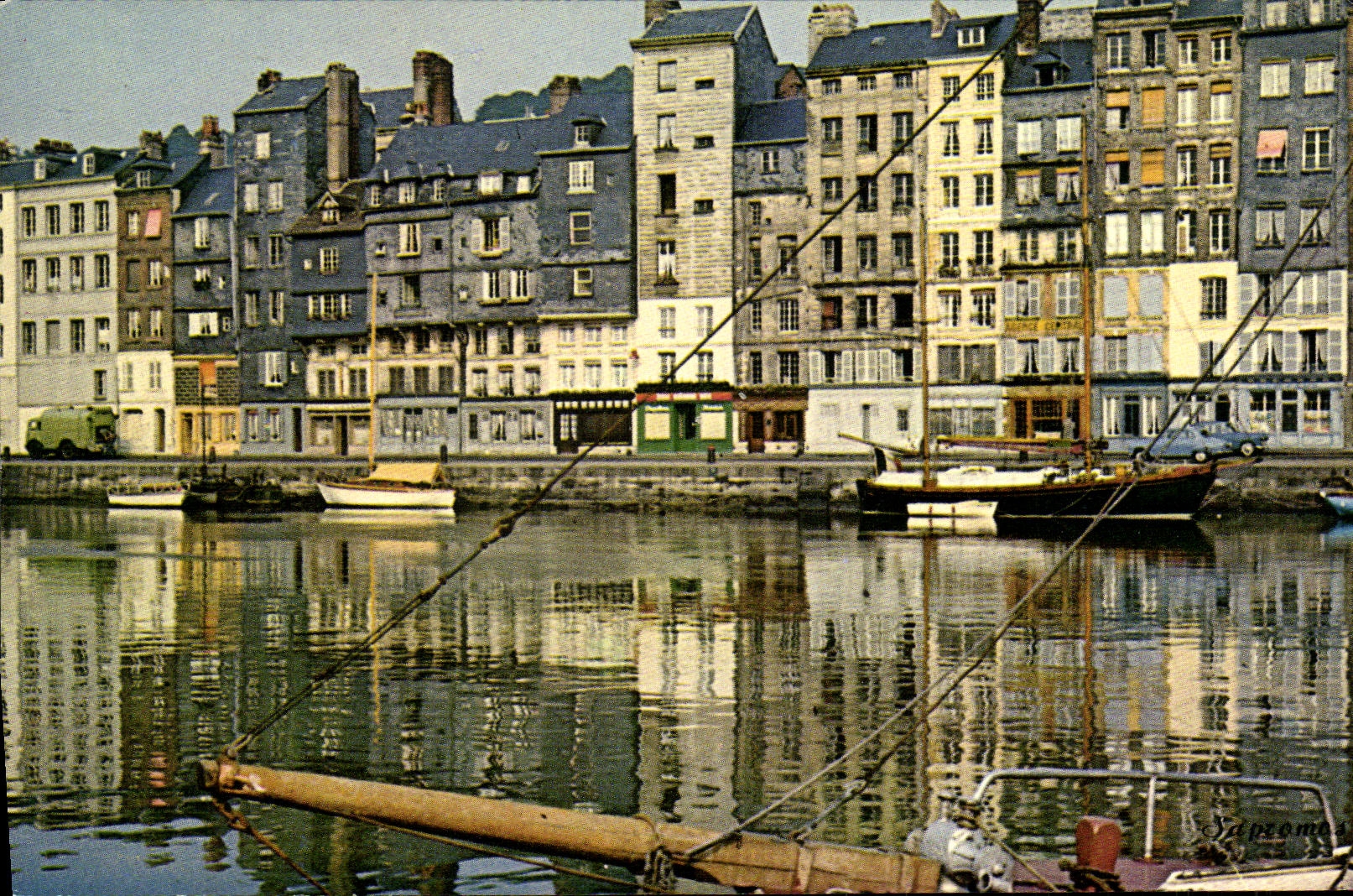 Honfleur (Calvados) — Le Vieux Bassin et ses curieuses façades anciennes — Édition Sapremos