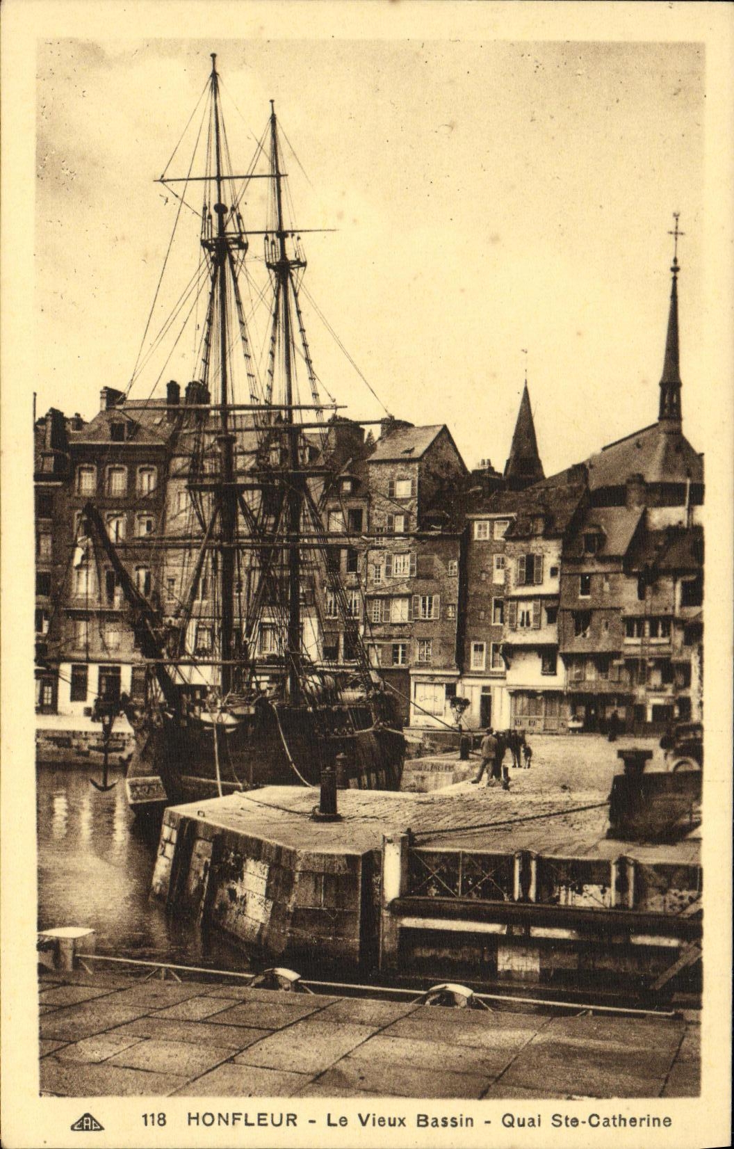 Honfleur — Le Vieux Bassin — Quai Ste-Catherine — éditeur CPAHIL n°118