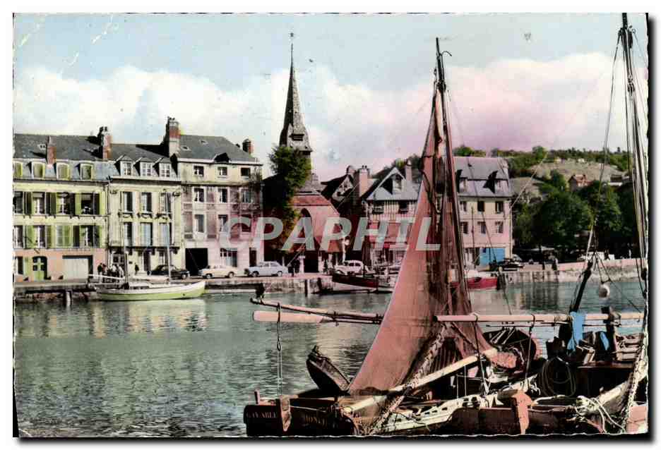 CPA Honfleur Les Bateaux de Peche Au fond le quai St Etienne Bateaux