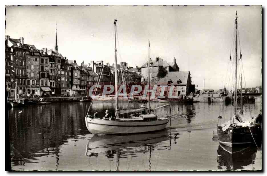 Honfleur (Calvados) — Entrée d'un yacht dans le vieux Bassin — Cichs & Mulot, Honfleur