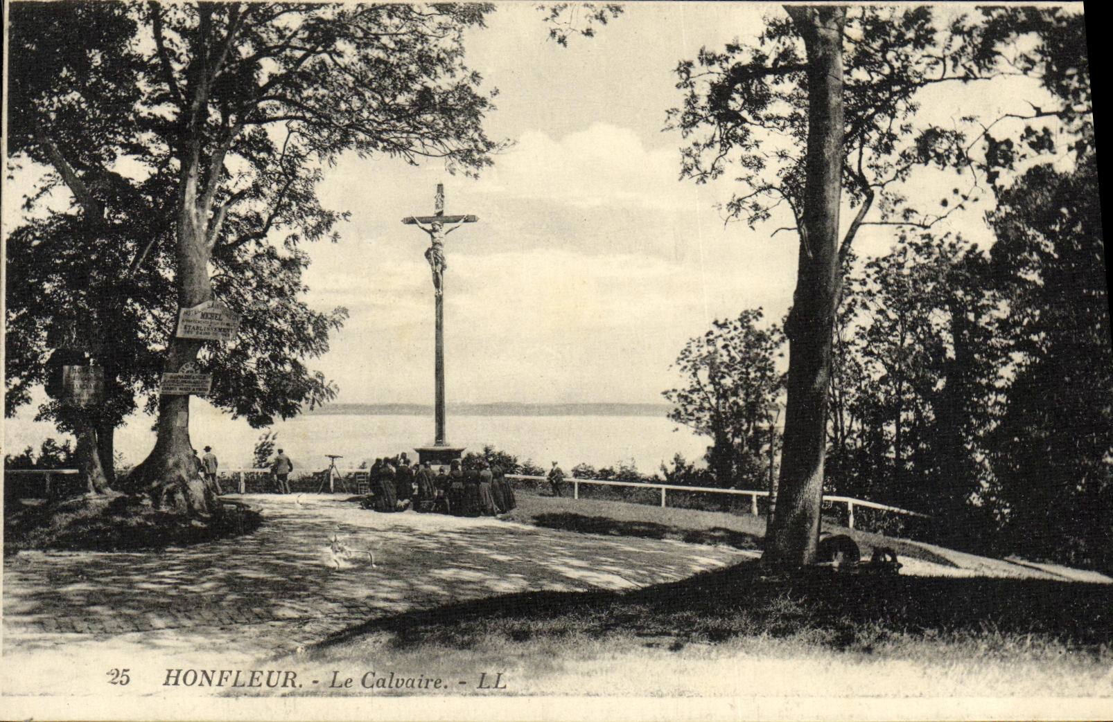 Honfleur - Le Calvaire — vue du calvaire avec croix et groupe de personnes — LL n°25