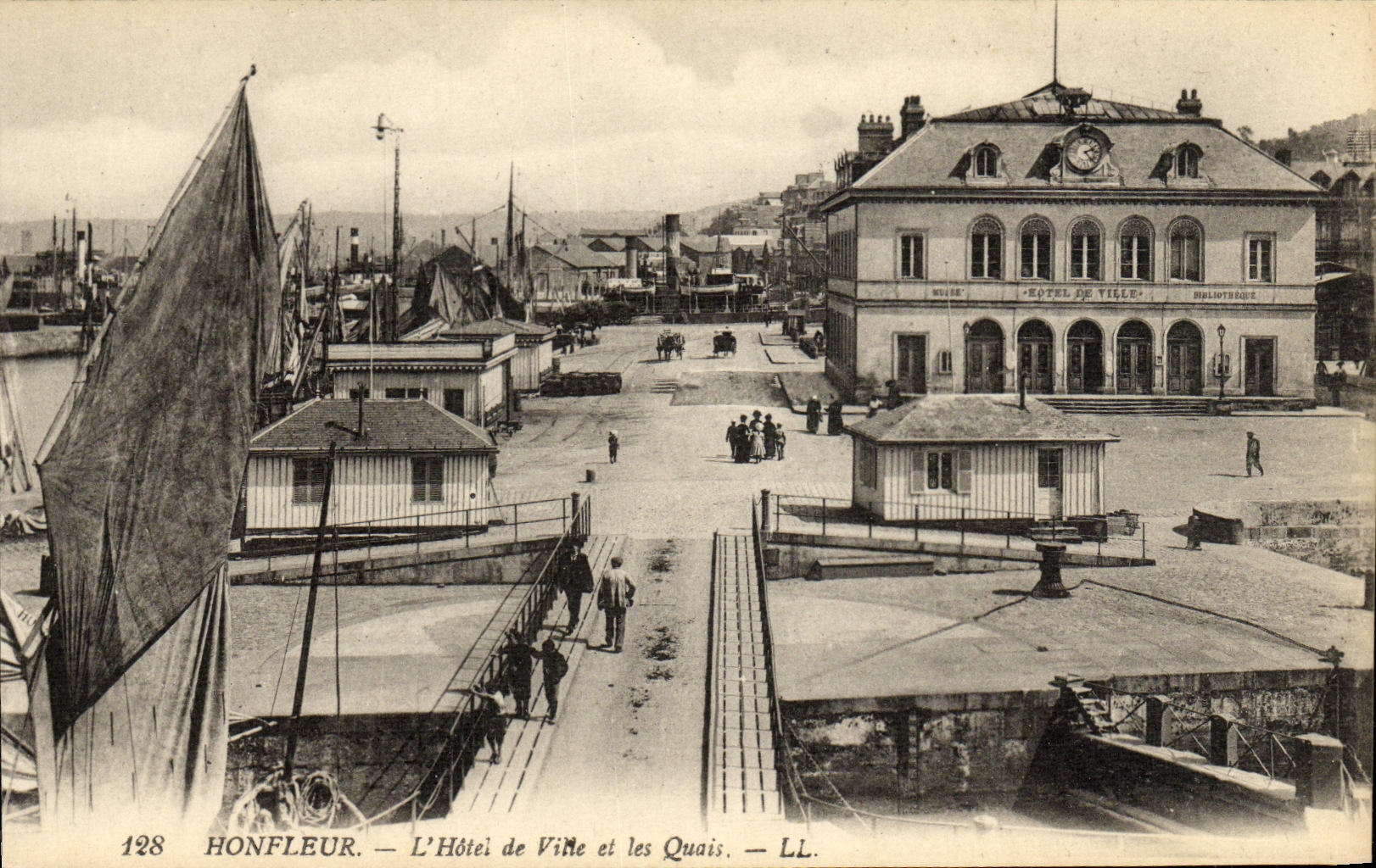 Honfleur — L'Hôtel de Ville et les Quais — LL. — N° 128