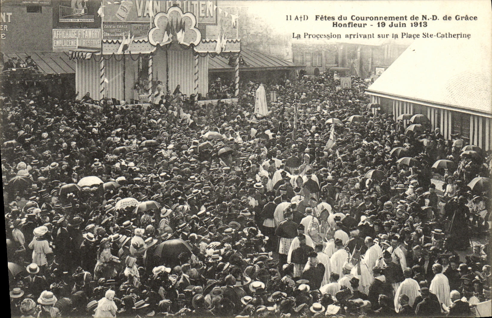 Fêtes du Couronnement de N.D. de Grâce - Honfleur - 19 Juin 1913 — La Procession arrivant sur la Place Ste-Catherine