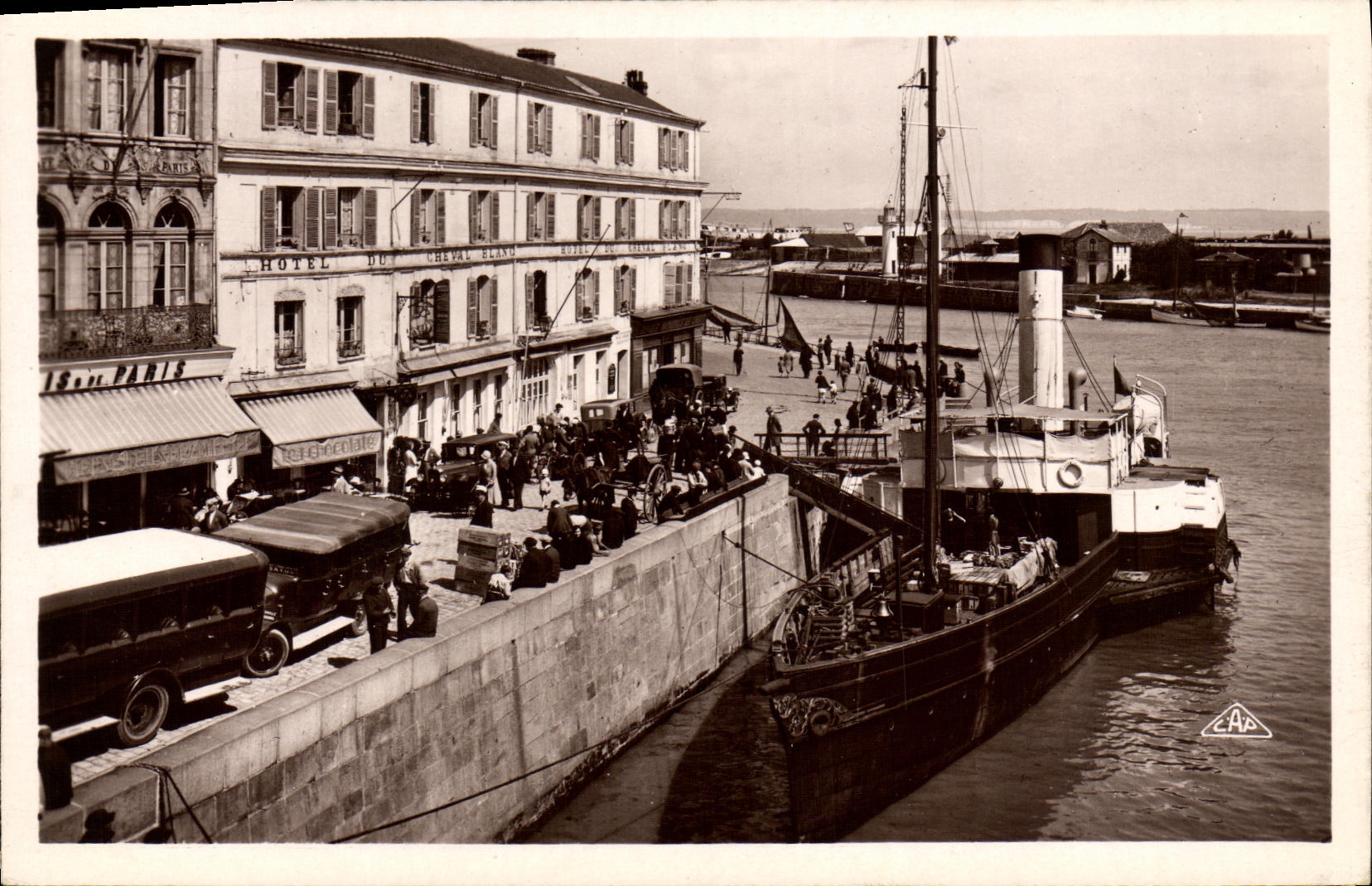 CPA Honfleur Hotel du Cheval Blane et Bateau du Havre