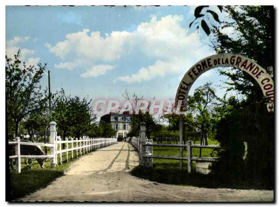 Hôtel-Ferme de la Grande Cour — entrée avec arc et allée pavée — éditeur Graphel