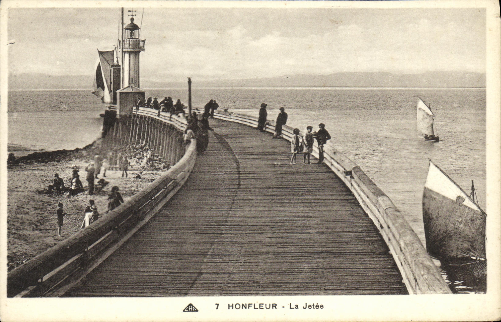 Honfleur - La Jetée — phare et bateaux — éditeur ARB, n°7