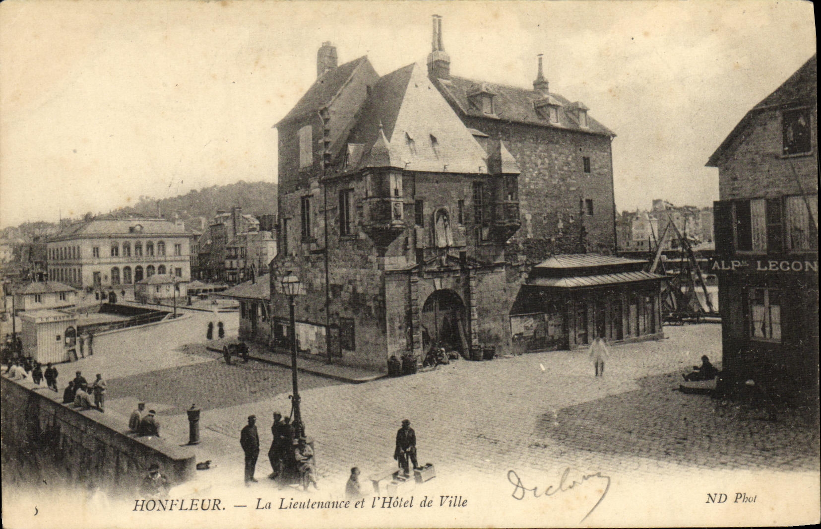 Honfleur — La Lieutenante et l'Hôtel de Ville — Declong, ND Phot