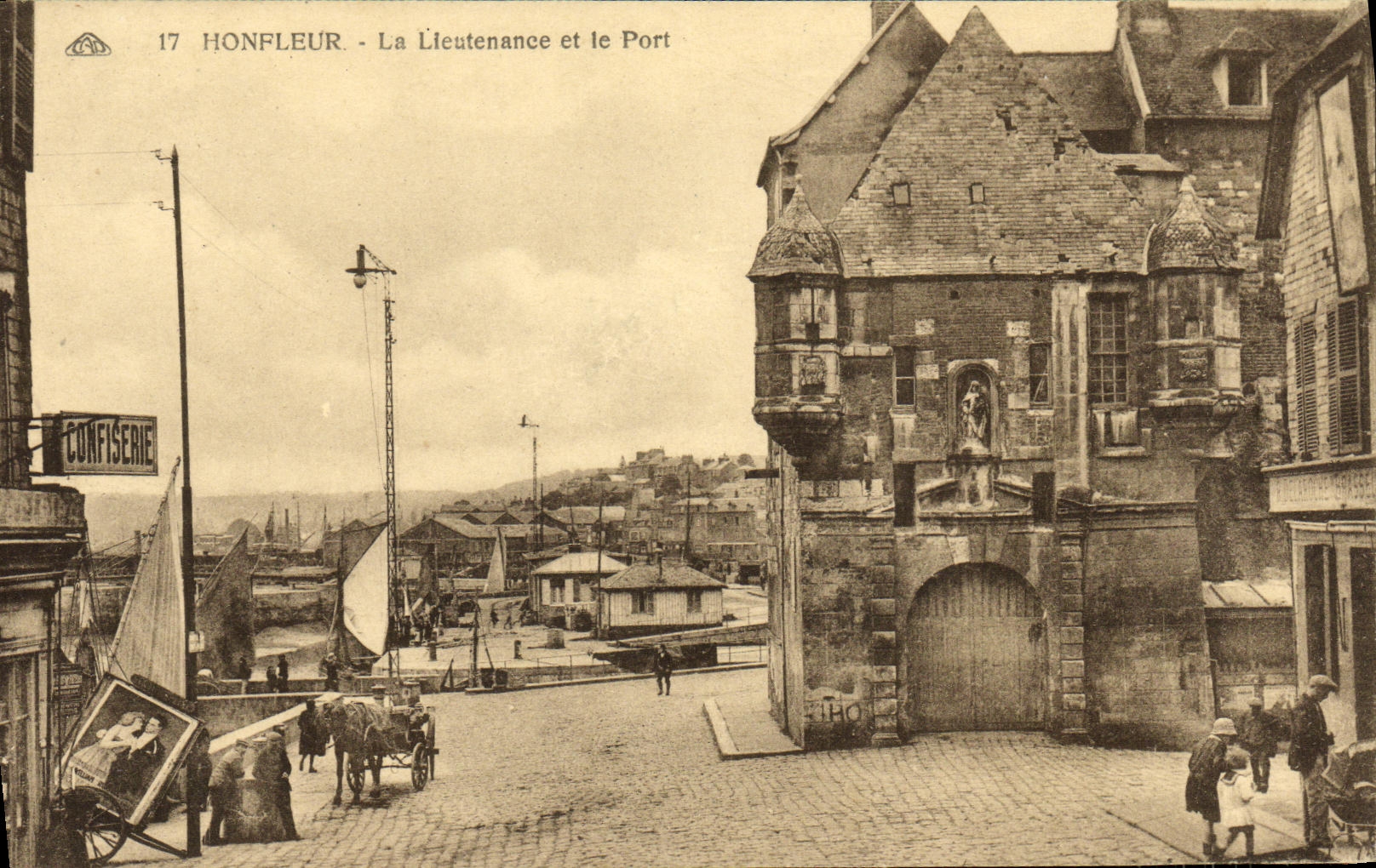 Honfleur - La Lieutenantance et le Port — CPA n°17, éditeur CPAPHIL