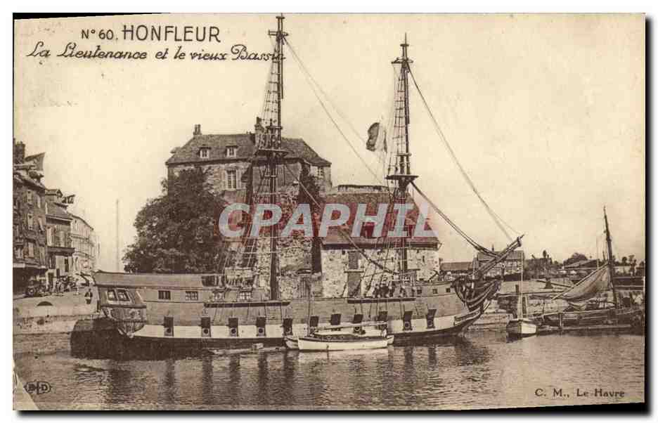 CPA Honfleur La Lieutenance et le vieux bassin Bateau Voileir 