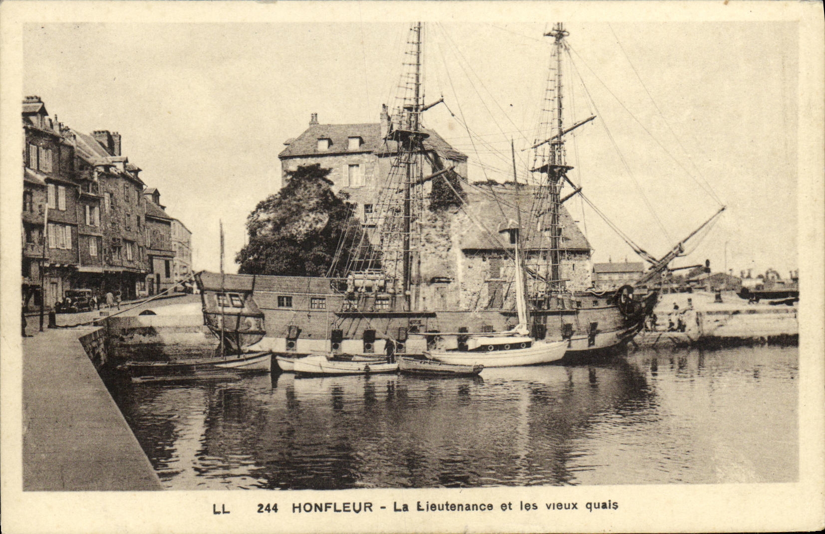 CPA Honfleur La Lieutenance et les Vieux Quais Bateau Voilier 