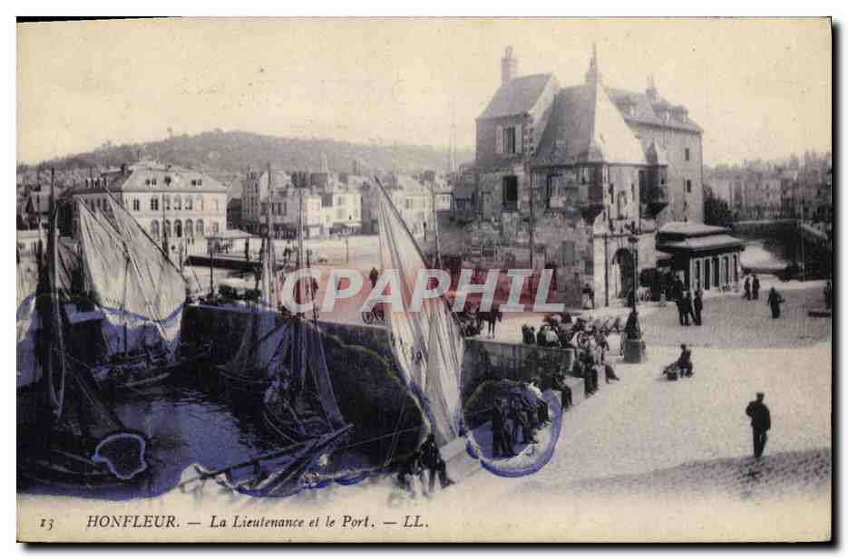 CPA Honfleur La Lieutenance et le Port Bateaux