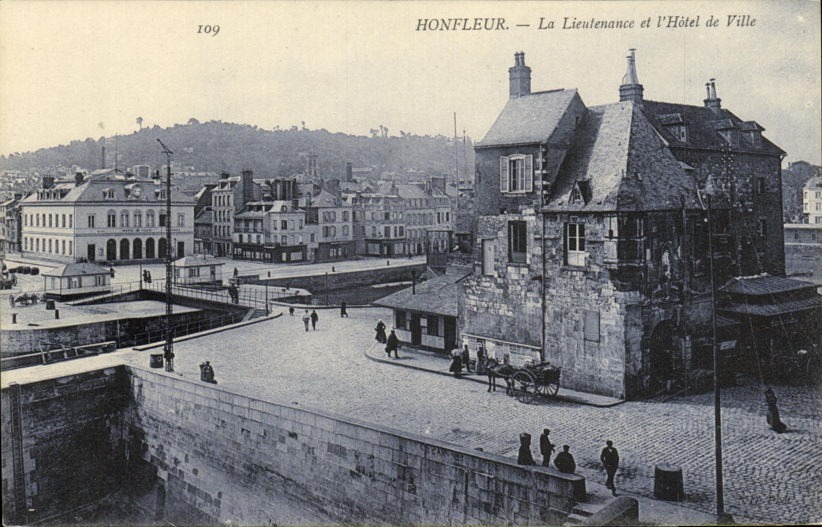 Honfleur — La Lieutenante et l'Hôtel de Ville — Éditeur non identifié, n° de série 109