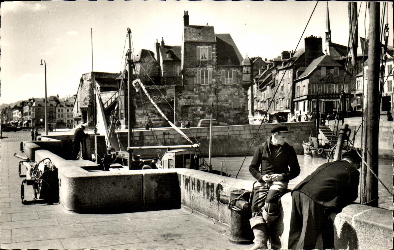 Honfleur (Calvados) — Après la pêche — Cliché B. MULLOT