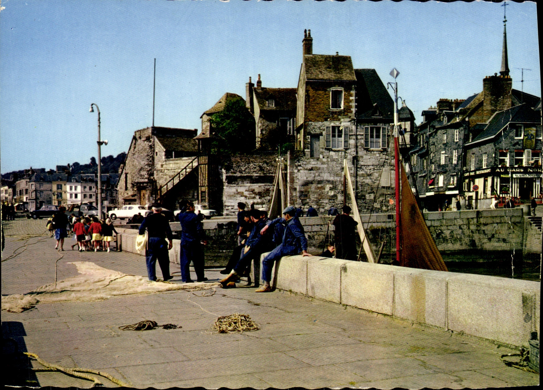 Port de Saint-Malo — pêcheurs et visiteurs — éditeur HONFLEUR